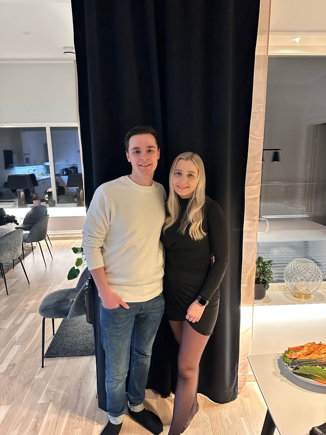 Elon och Maria tillsammans inomhus