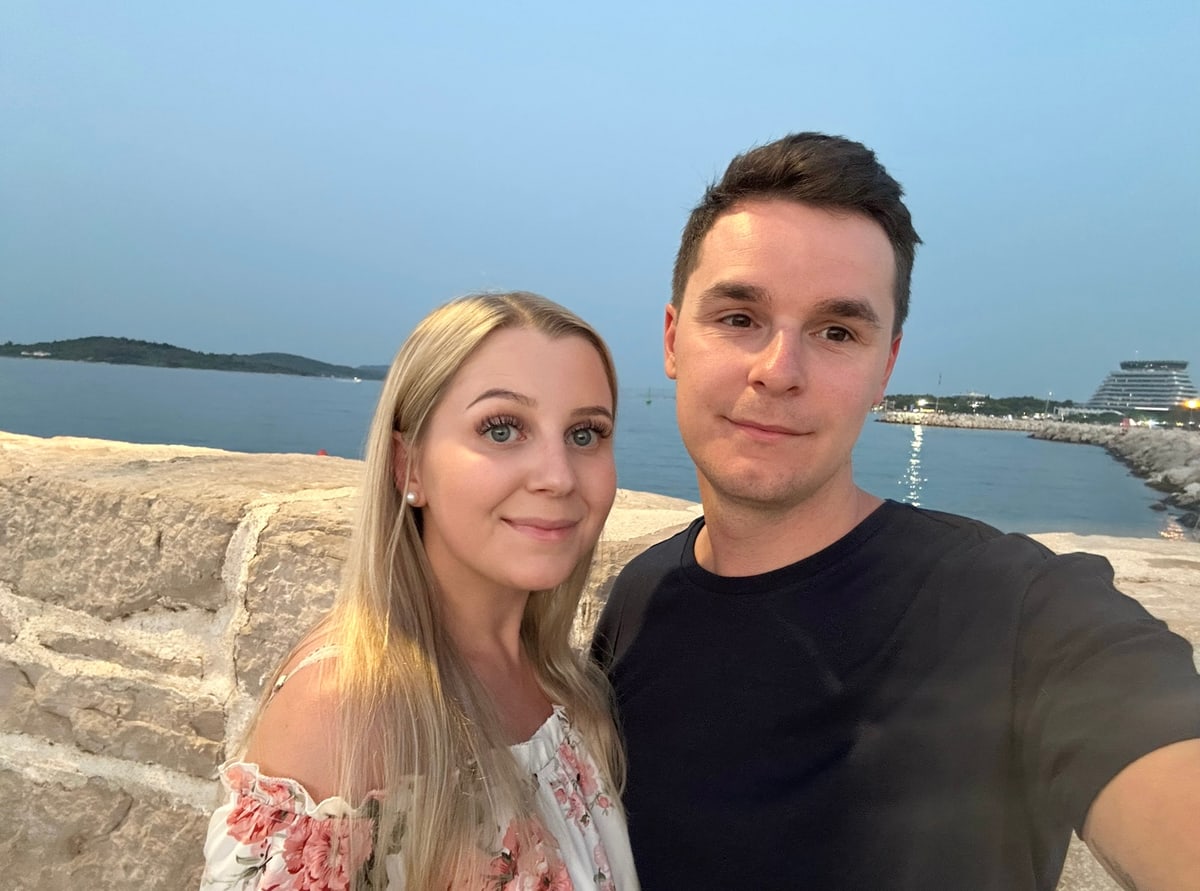 Elon och Maria vid havet i kvällsljuset