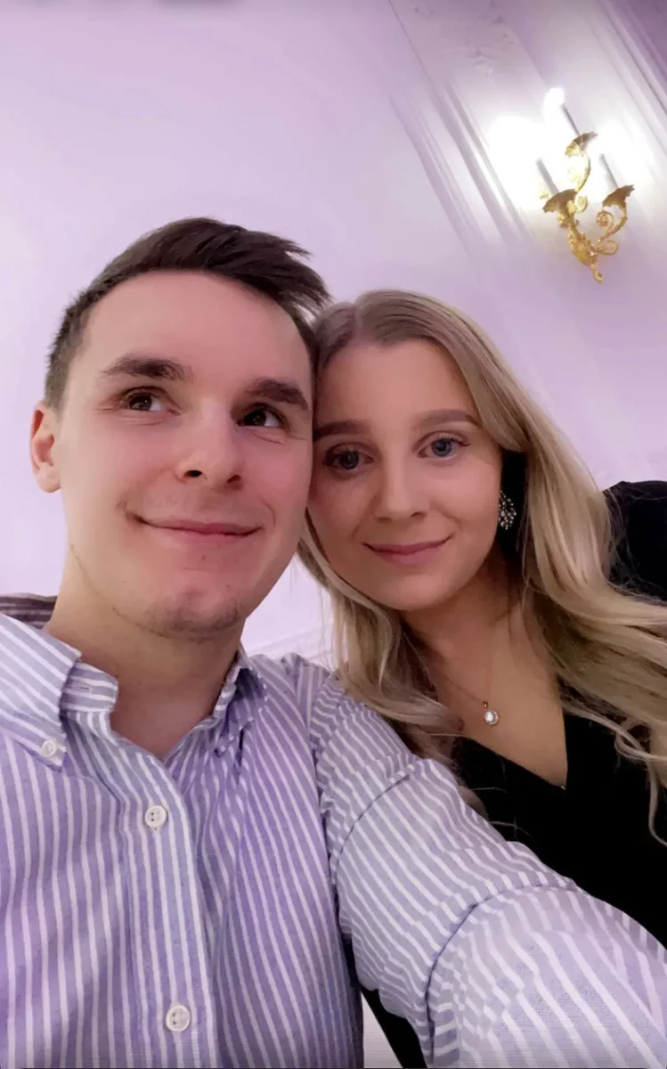 Ett nära porträtt av Elon och Maria