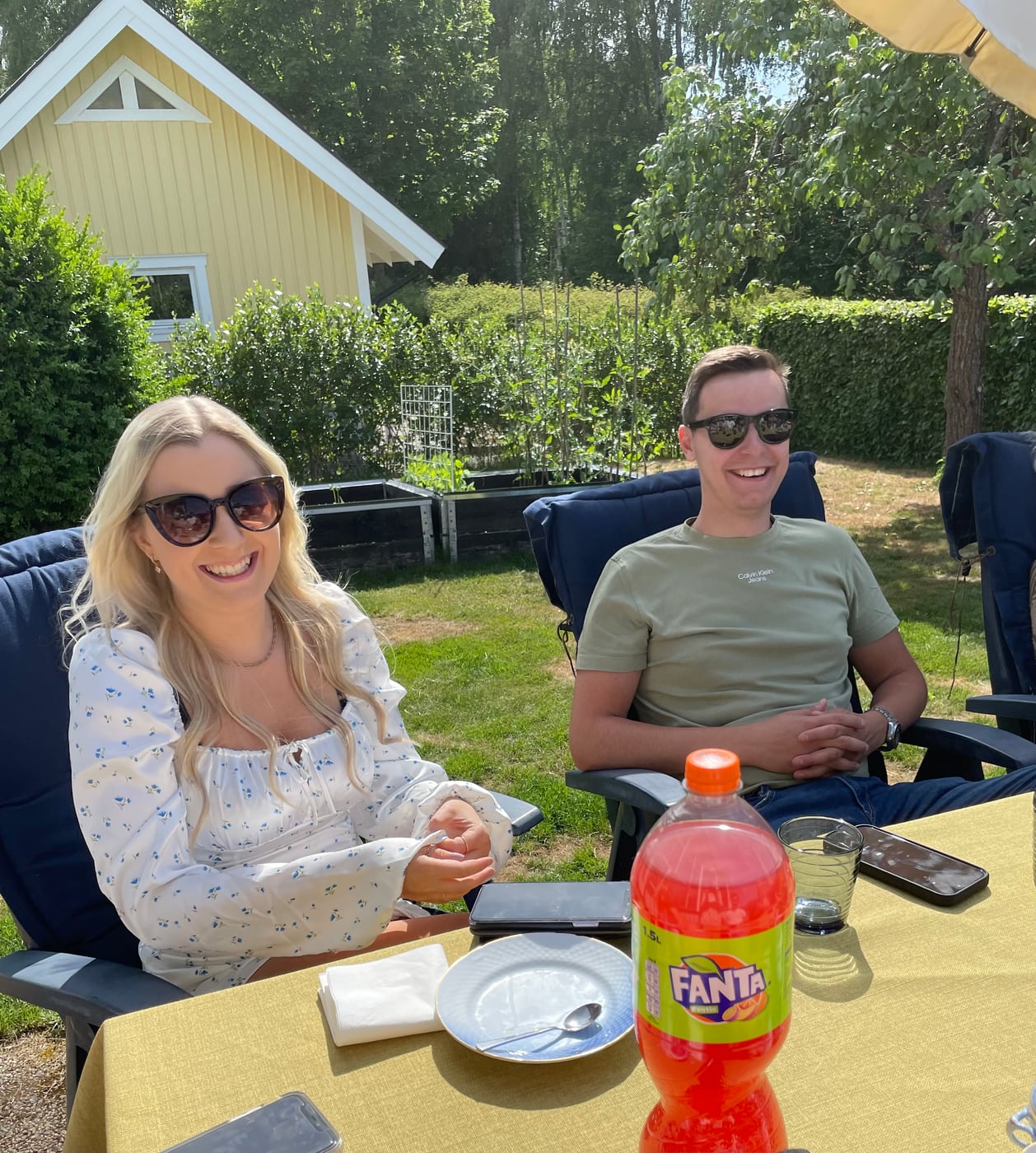 Elon och Maria en solig dag i trädgården