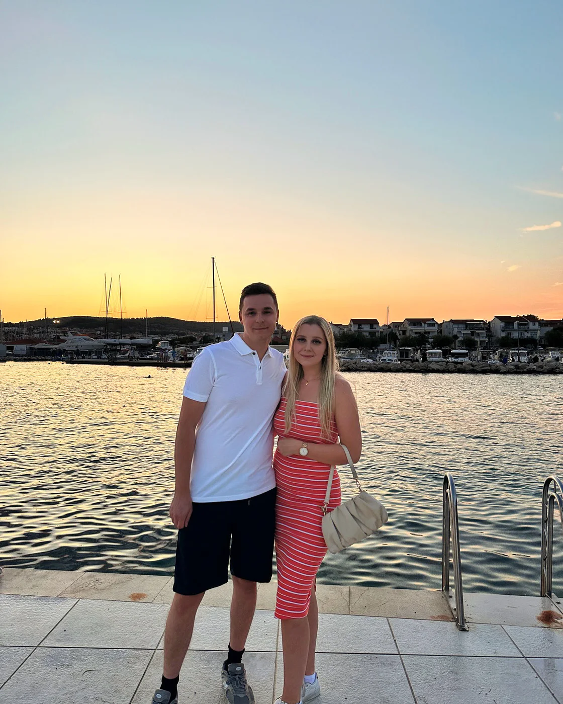 Elon och Maria tillsammans vid vattnet i solnedgången