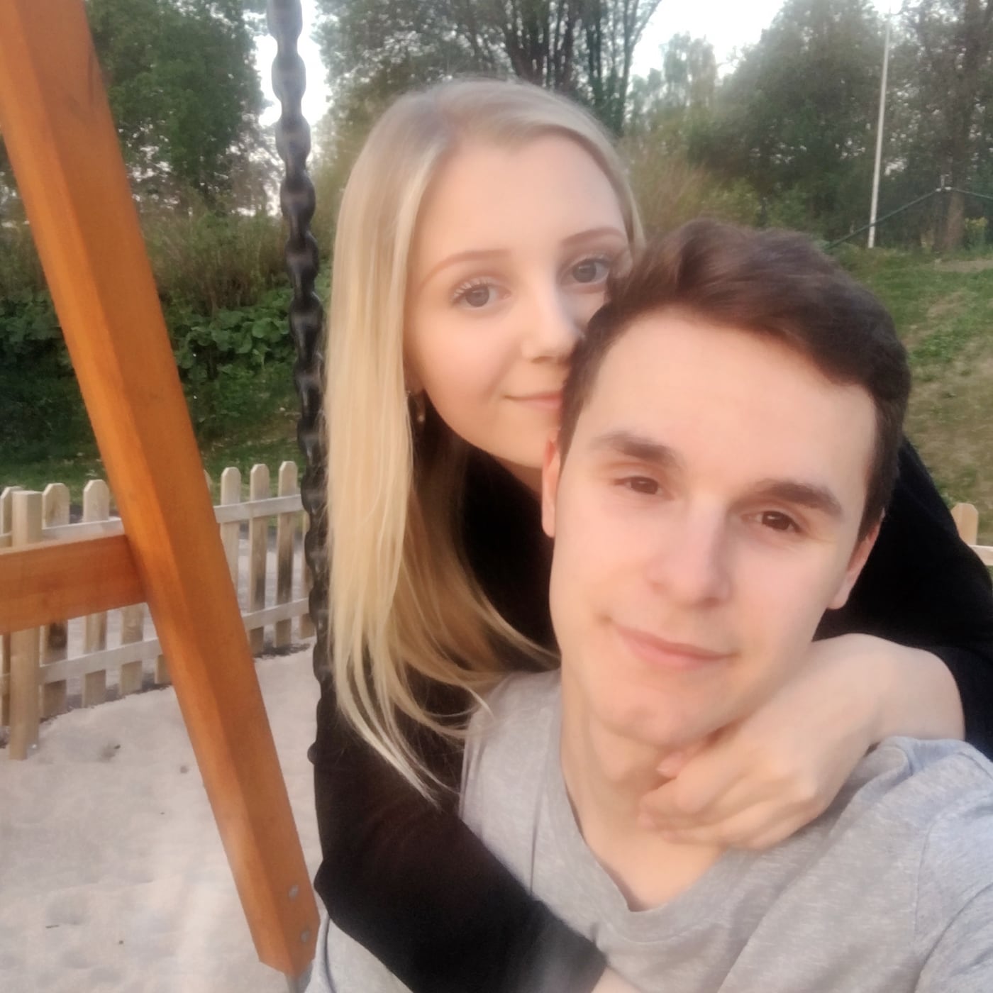 Elon och Maria tillsammans på en gunga